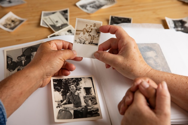 Foto pessoas olhando por cima do álbum de fotos