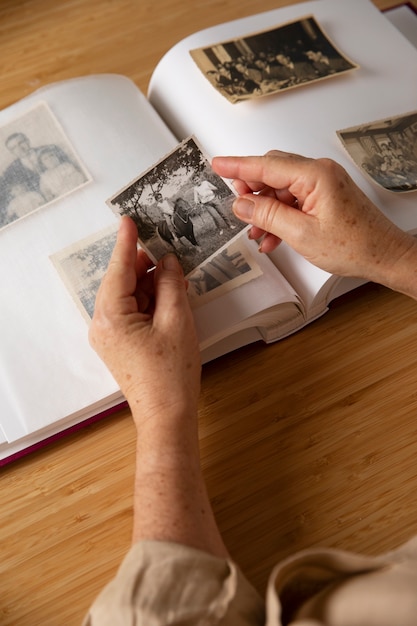 Foto pessoas olhando por cima do álbum de fotos