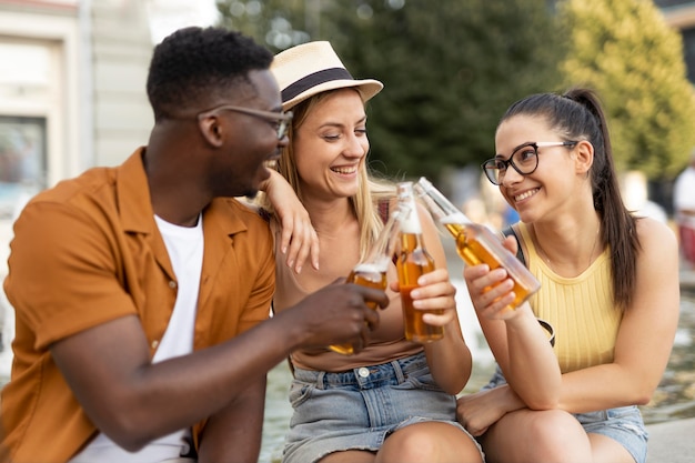 Foto pessoas passando um tempo juntas fora no verão