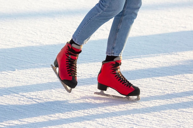 Pessoas patinando em uma pista de gelo. passatempos e lazer. Esportes de inverno