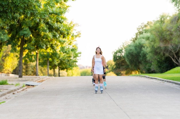 Pessoas patinando na fila no meio da rua em um parque