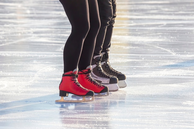 Pessoas patinando no gelo na pista de gelo.