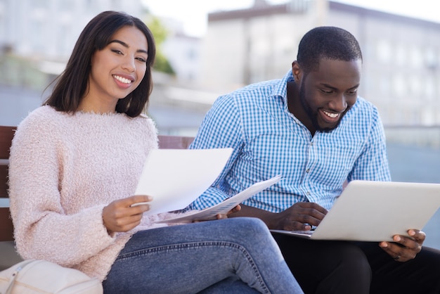 Pessoas persistentes e inteligentes que aproveitam a chance e aproveitam o dia quente enquanto levam o trabalho com elas