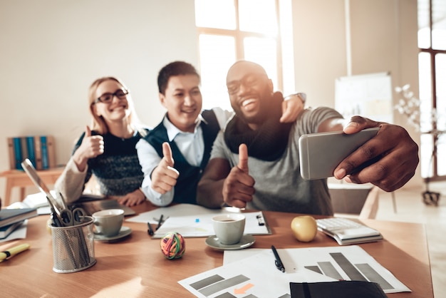 Pessoas positivas na foto de memória de local de trabalho de escritório.