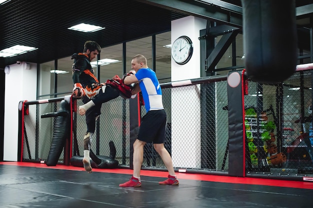Pessoas praticando boxe no ringue