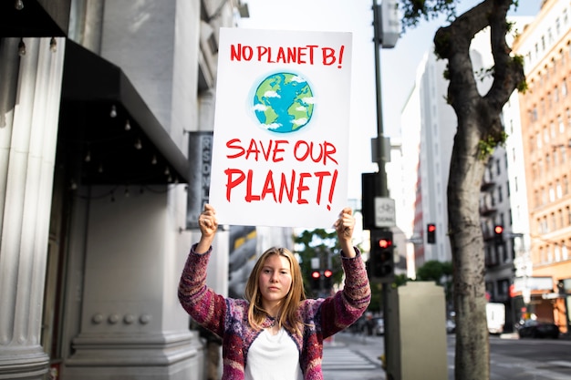 Foto pessoas protestando pelo dia mundial do meio ambiente