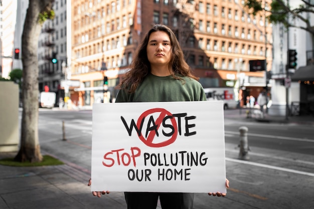 Foto pessoas protestando pelo dia mundial do meio ambiente