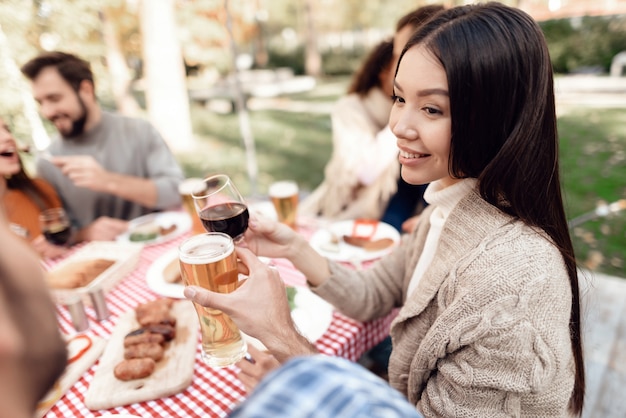 Pessoas próximas se reuniram para um churrasco.