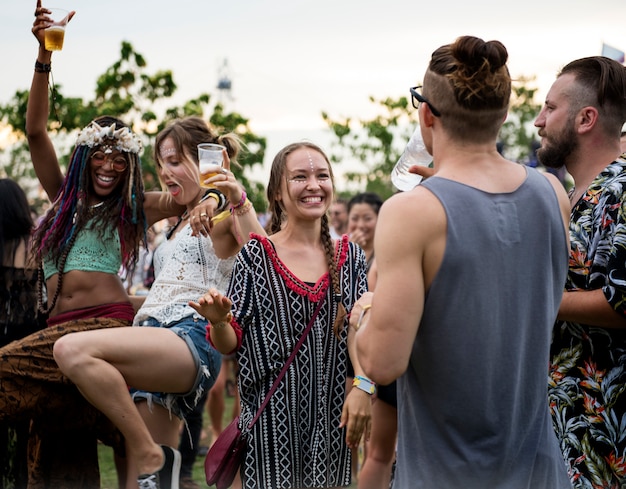 Foto pessoas que apreciam o festival de concertos de música ao vivo