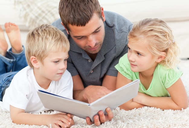 pessoas que lêem três felicidades do pai da família