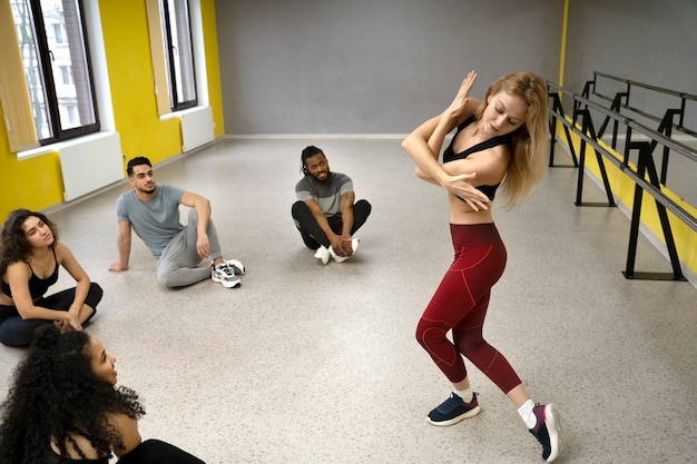 Pessoas que participam da aula de terapia de dança