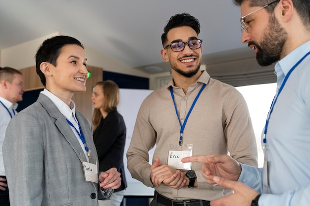 Foto pessoas que participam do evento de negócios