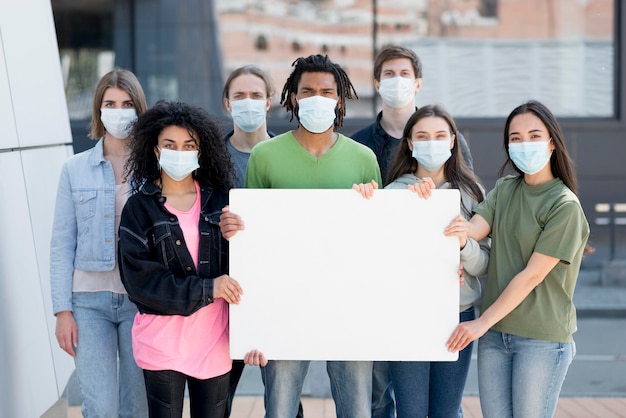 Foto pessoas que protestam e usam máscaras médicas copiam o espaço