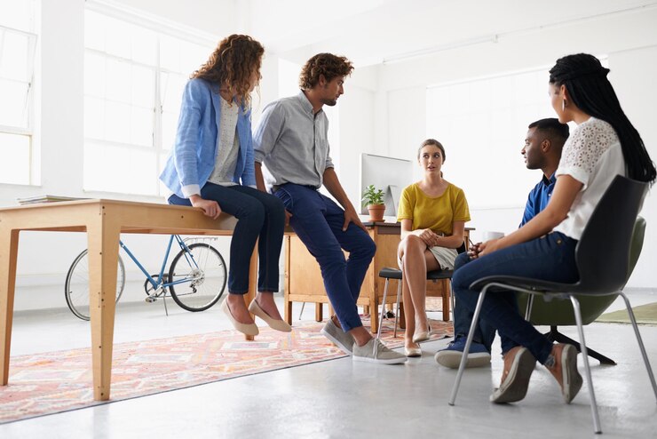 Foto pessoas que se reúnem e planejam em negócios criativos, resolução de problemas e comunicação de ideias, diversidade de funcionários e designers em reuniões para colaboração em projetos e apoio ao trabalho em equipe.