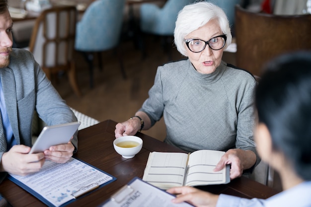 Pessoas que têm uma reunião no café