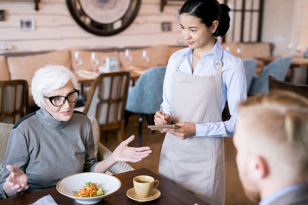 Pessoas que têm uma reunião no café