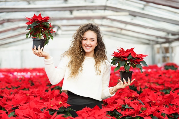 Pessoas que trabalham em um viveiro de plantas