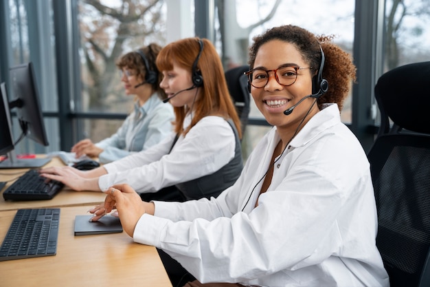 Pessoas que trabalham no call center