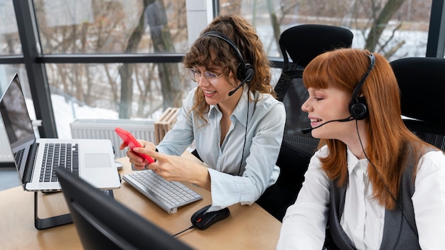 Foto pessoas que trabalham no call center