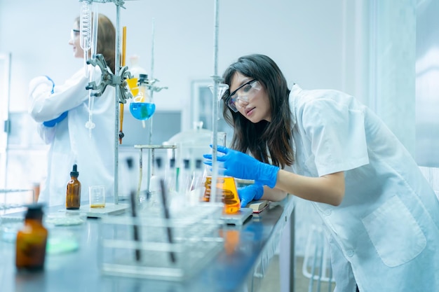 Pessoas que trabalham no laboratório usando lupa no microscópio