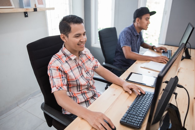 Pessoas que trabalham olhando para seu pc