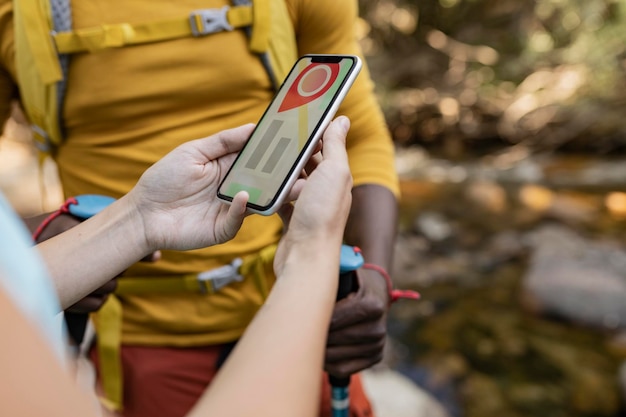 pessoas que usam aplicativo de navegador GPS caminhadas na floresta viajantes de montanha