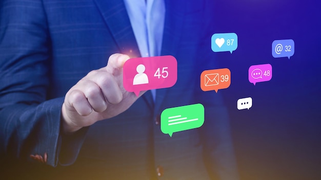 Pessoas que usam mídia social e conceitos de marketing on-line digital com ícones como comentários de mensagens de notificações na tela