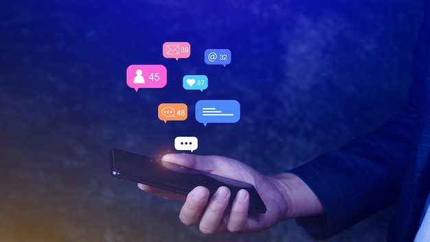 Foto pessoas que usam mídias sociais e conceitos de marketing on-line digital em telefones celulares com ícones como comentários de mensagens de notificações na tela do smartphone