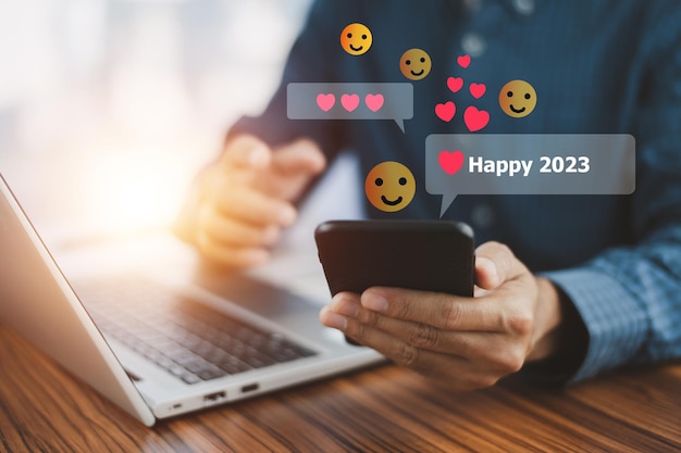 Pessoas que usam smartphone móvel enviaram mensagem feliz 2023 para o conceito de feliz ano novo