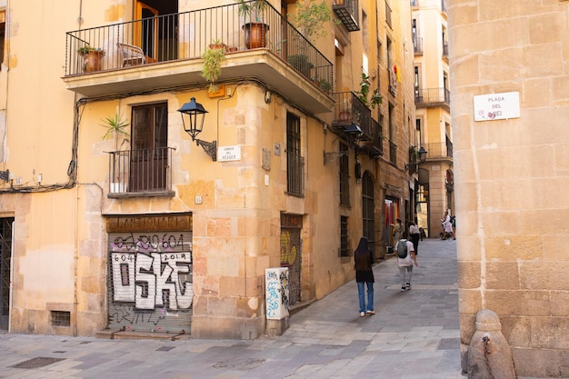 Pessoas que visitam o Bairro Gótico, que é o centro histórico da cidade velha de Barcelona.