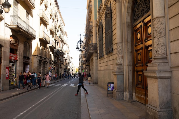 Pessoas que visitam o Bairro Gótico, que é o centro histórico da cidade velha de Barcelona.