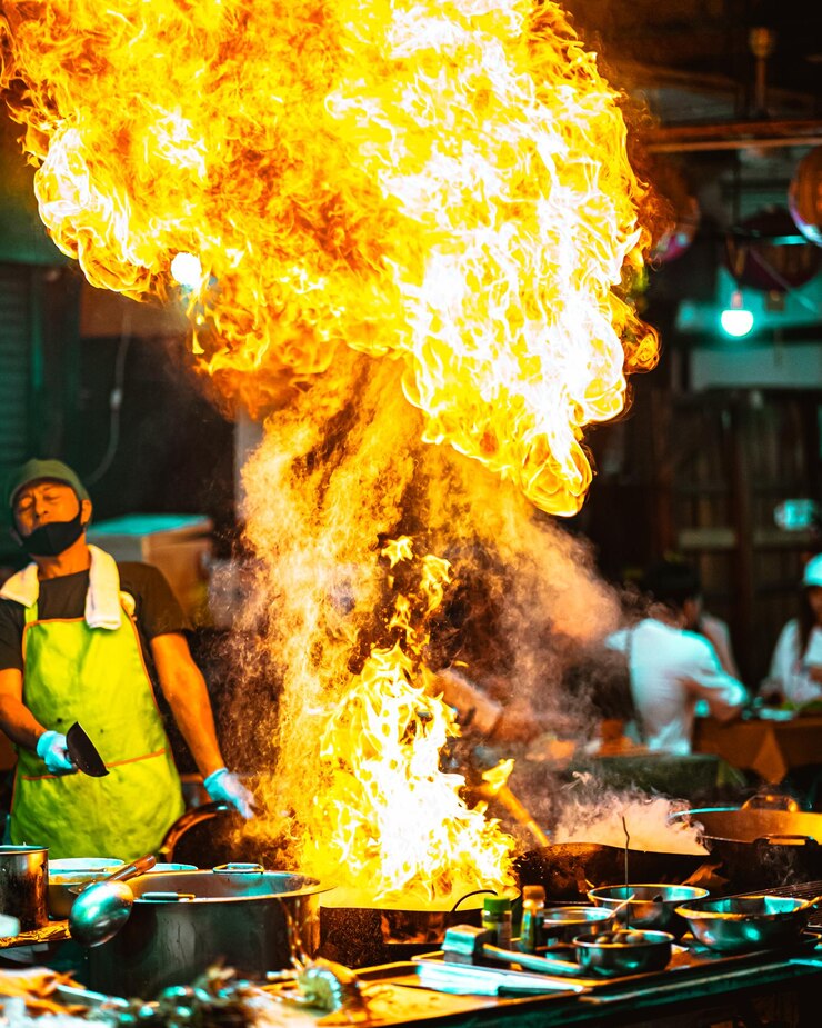Foto pessoas queimando fogo à noite.