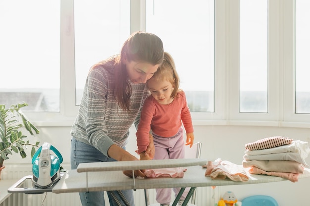 Pessoas reais, vida real, mãe e filha envolvidas em tarefas internas, abraçando o vínculo de