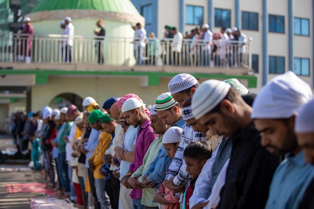 Pessoas rezando em uma mesquita