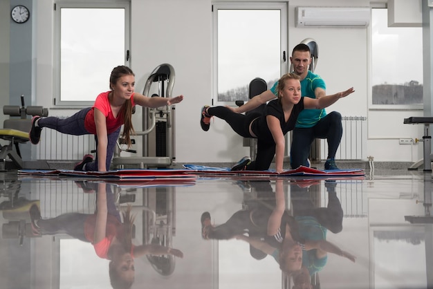 Pessoas se alongando durante a aula de ginástica no centro de fitness