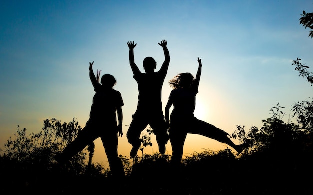 Pessoas se divertindo durante o nascer do sol temperamental