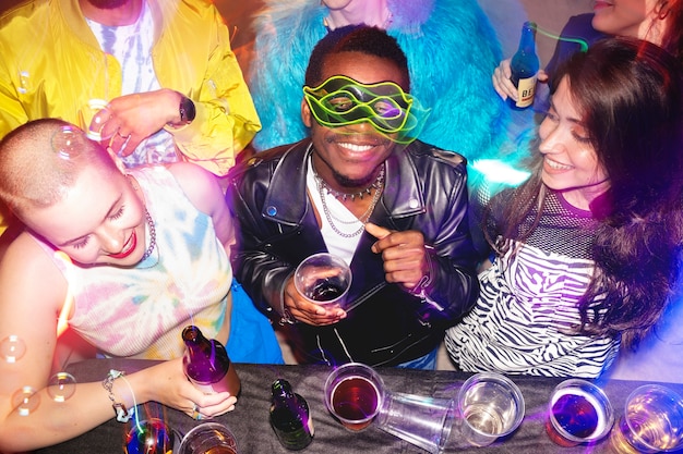 Pessoas se divertindo em uma festa de música techno vibrante