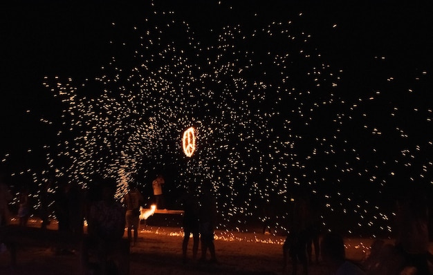 Pessoas se divertindo na festa do fogo na Ilha Phi Phi