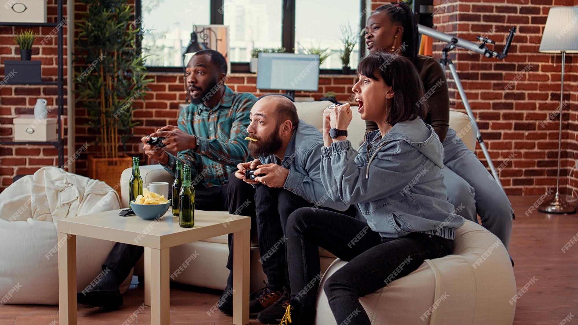 Pessoas se sentindo tristes com a competição perdida de videogames, jogando  desafio online no console de televisão. perder o jogo no encontro divertido  com lanches e garrafas de cerveja, atividade de lazer de fim de semana.