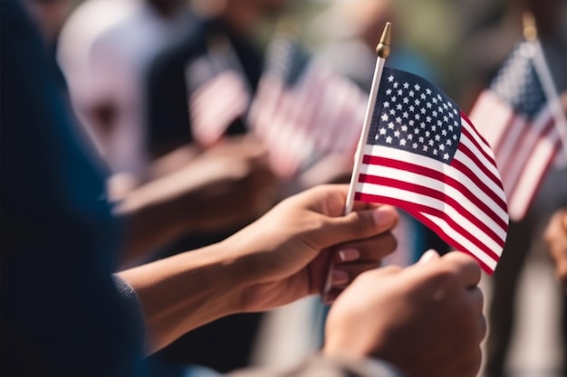 Pessoas segurando bandeiras americanas em uma linha