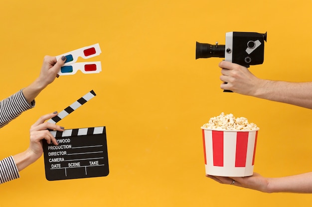 Foto pessoas segurando elementos do filme