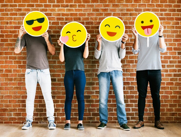Foto pessoas segurando emoticons positivos