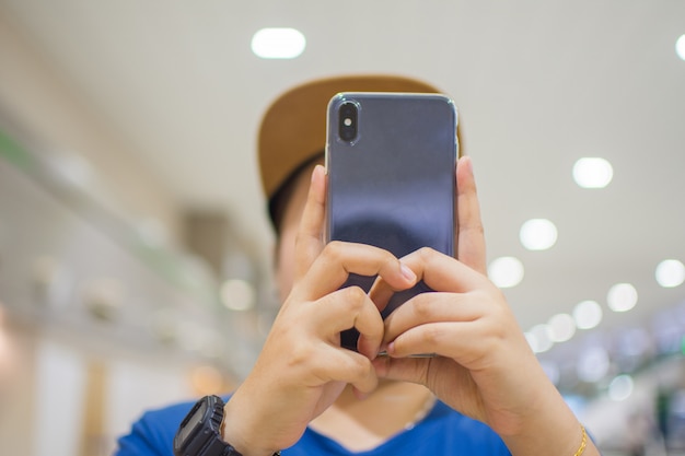 Pessoas segurando o smartphone e usar.