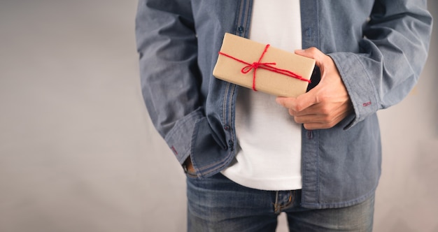 Pessoas segurando uma caixa de presente, caixa de presente de ano novo, caixa de presente de Natal, espaço de cópia. Natal, ano de vida, conceito de aniversário.