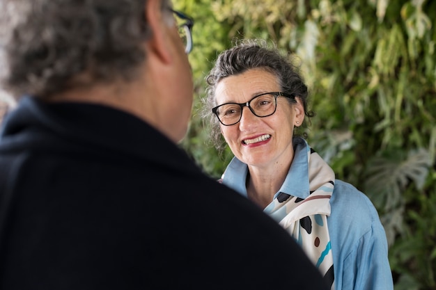 Foto pessoas sênior de alto ângulo conversando