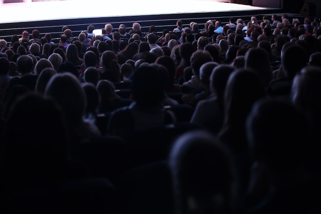 Pessoas sentadas em uma audiência