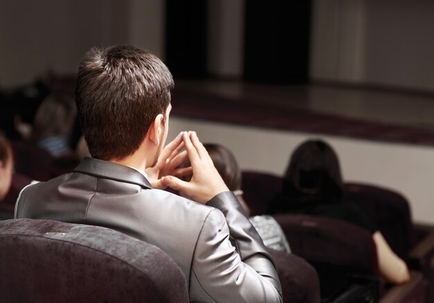 Pessoas sentadas na retaguarda da conferência de negócios