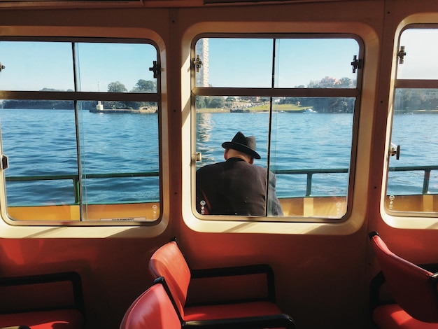 Pessoas sentadas num barco no mar