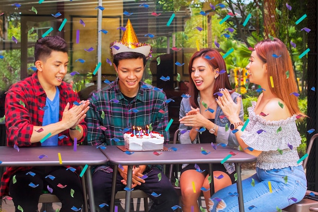 Pessoas sorridentes comemorando festa de aniversário no café