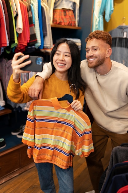 Pessoas sorridentes de alto ângulo tirando selfie juntas